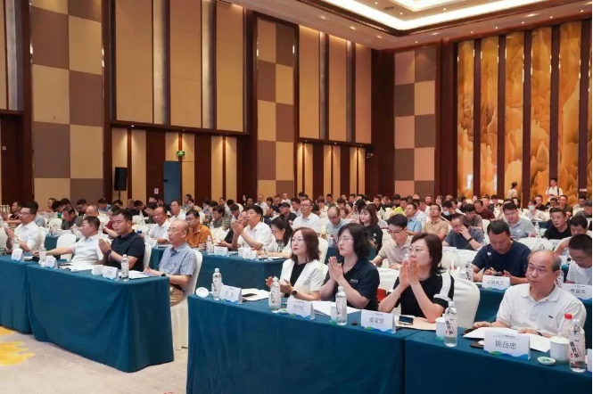 隨著新能源產業的蓬勃發展，涂料行業也在不斷尋求技術創新和產品升級的機遇。此次高峰論壇為涂料行業與新能源產業鏈的融合交流搭建了重要平臺，為涂料行業的繁榮與創新注入了新的動力。常州市涂料協會表示，將繼續致力于將涂料行業與新能源產業相結合，為實現常州市建設“新能源之都”的宏偉目標貢獻力量。