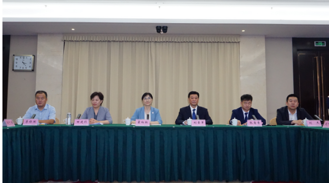 與會(huì)(huì)的涂料企業(yè)(yè)代表們紛紛對(duì)(duì)濮陽(yáng)(yáng)市營(yíng)(yíng)商環(huán)(huán)境表示贊賞，并表示將加強(qiáng)(qiáng)與濮陽(yáng)(yáng)政府的合作與交流，為濮陽(yáng)(yáng)涂料行業(yè)(yè)的高質(zhì)(zhì)量可持續(xù)(xù)發(fā)(fā)展貢獻(xiàn)(xiàn)自己的力量。他們也一致認(rèn)(rèn)為，濮陽(yáng)(yáng)市政府為企業(yè)(yè)提供的卓越環(huán)(huán)境和服務(wù)(wù)將為涂料行業(yè)(yè)的未來(lái)帶來(lái)更多新動(dòng)(dòng)能。這次會(huì)(huì)議不僅拉近了企業(yè)(yè)與政府之間的距離，也為濮陽(yáng)(yáng)涂料產(chǎn)(chǎn)業(yè)(yè)的可持續(xù)(xù)發(fā)(fā)展注入了新的活力。