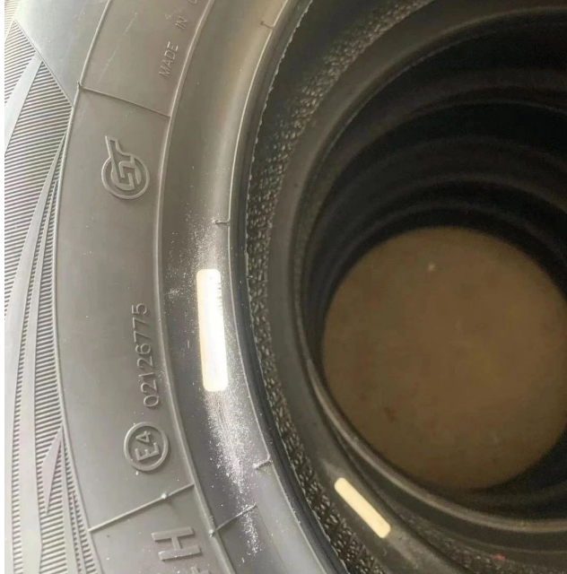 經過有關部門的現場核查，發現某家商店存有一批帶有正新商標的輪胎，但輪胎上的生產編號已經被磨去。執法人員隨即依法查封并暫扣了所有這些輪胎，隨后將對它們進行銷毀處理，以杜絕不合格輪胎的流入市場。這一舉措旨在加強監管，確保消費者能夠安心購買符合標準的正新輪胎。