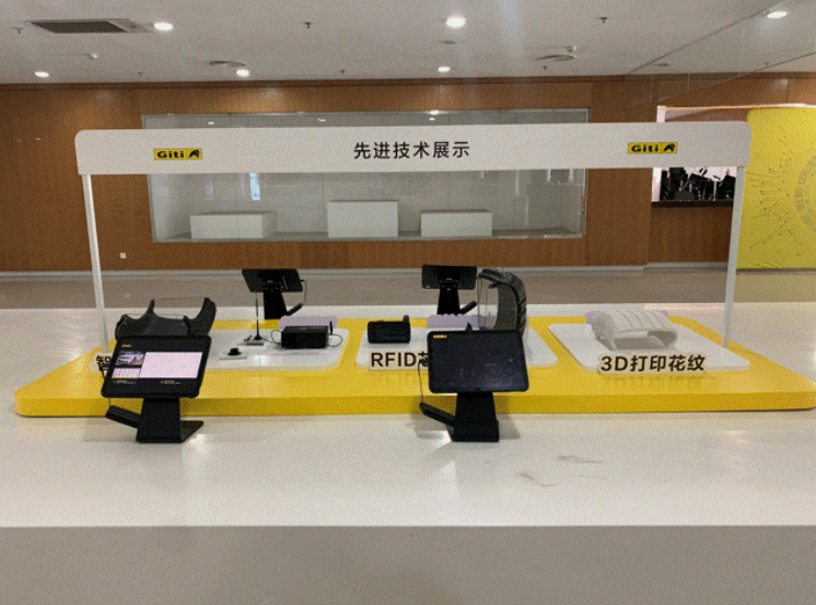 佳通輪胎在長城汽車的哈弗技術(shù)中心二樓展廳舉辦“佳通日”技術(shù)展會，旨在構(gòu)建更緊密的合作關(guān)系，提升服務(wù)質(zhì)量，并夯實雙方在未來市場的技術(shù)規(guī)劃和產(chǎn)品布局。這一活動為雙方提供了深入交流的機會，共同探討未來高質(zhì)量發(fā)展的途徑。